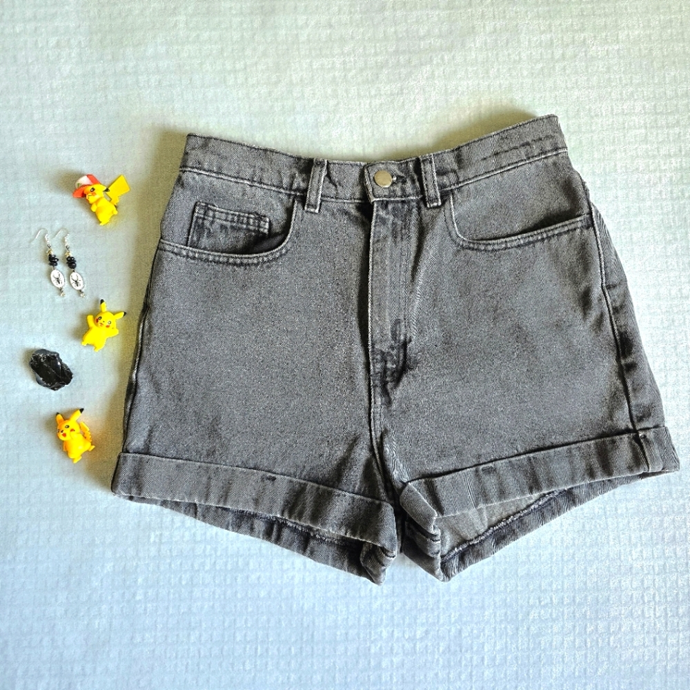 american apparel high-waisted cuffed gray jean shorts // 2010s summer-core